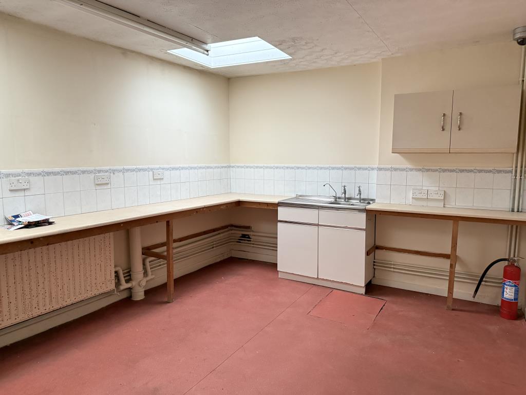 Lot: 49 - FREEHOLD MIXED USE COMMERCIAL RESIDENTIAL - Kitchen area